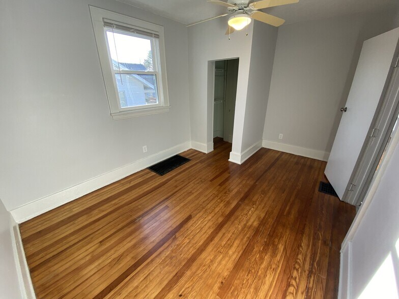 Building Photo - 705 Maple Ave