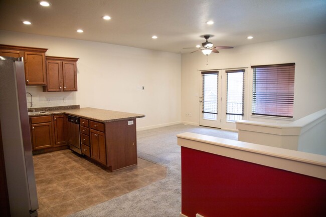 Building Photo - Farmington Crossing - 2 Bedroom Townhome