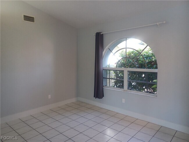 Building Photo - 4416 SW 24th Ave