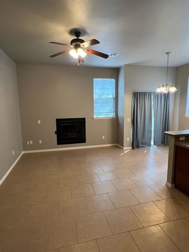 Building Photo - (3) Bed/(2.5) Bath Townhouse in Core Norma...
