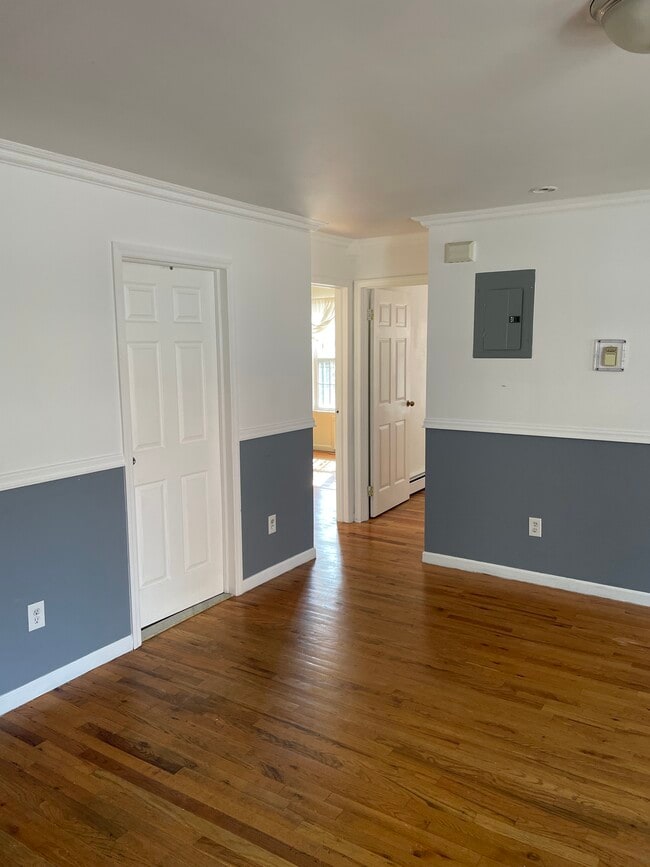 Building Photo - 800 S Oak Dr