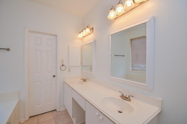 Building Photo - 139 Skycrest Dr