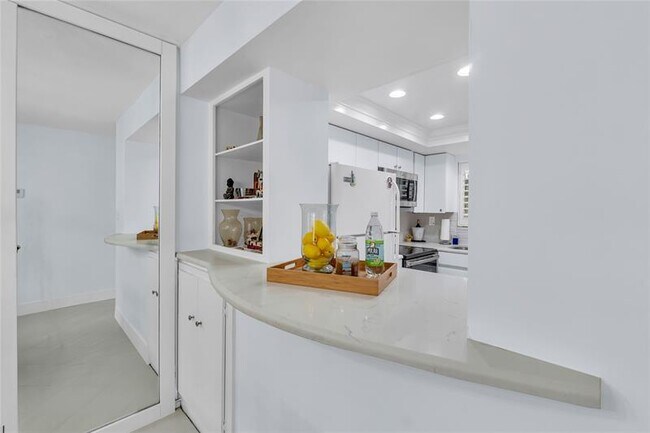 Building Photo - 1198 Hillsboro Mile