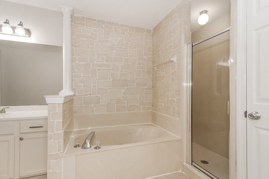 Building Photo - 6987 Country Walk Dr