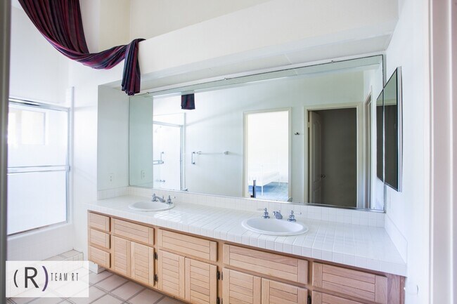 Building Photo - Fully Furnished 3be/3ba Home in Desirable ...