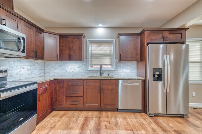 Building Photo - 704 W 7th St