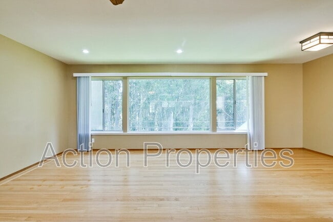 Building Photo - 2329 Trenton Dr