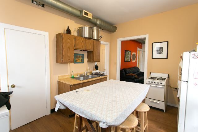 Building Photo - 1228 N Maplewood Ave