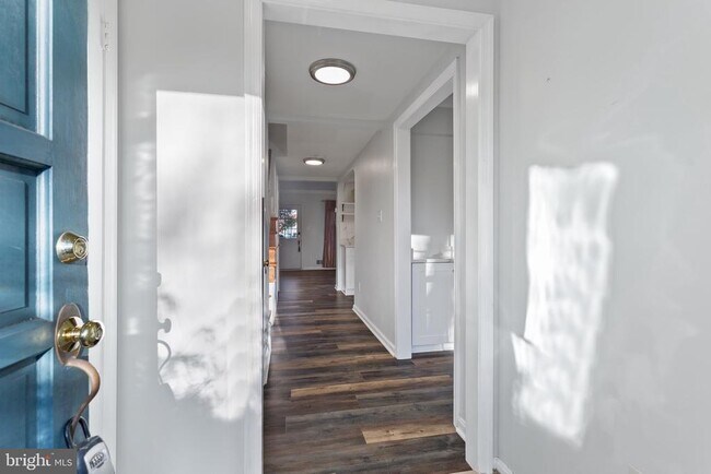 Building Photo - 6800 Melrose Dr