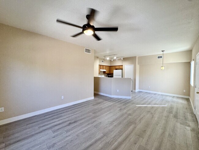 Building Photo - Beautifully Updated Downstairs 3-Bedroom, ...