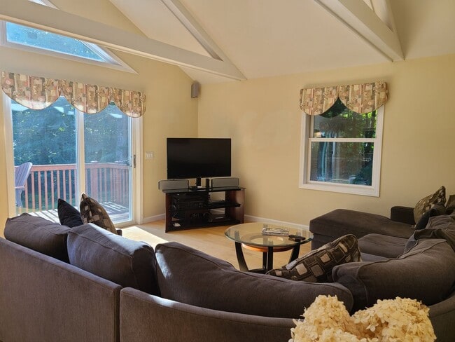 Building Photo - Beautiful 3 Bedroom House - Cozy Up This W...