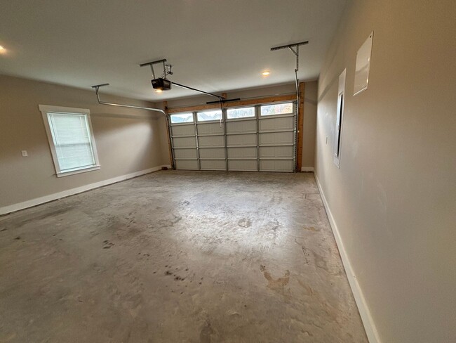 Building Photo - Beautiful New Build 4 Bed, 3.5 Bath, 2 Car...