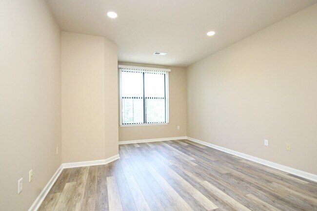 Building Photo - Pet-Friendly 1BR Condo in Walker Square – Walk to UVA Medical Center