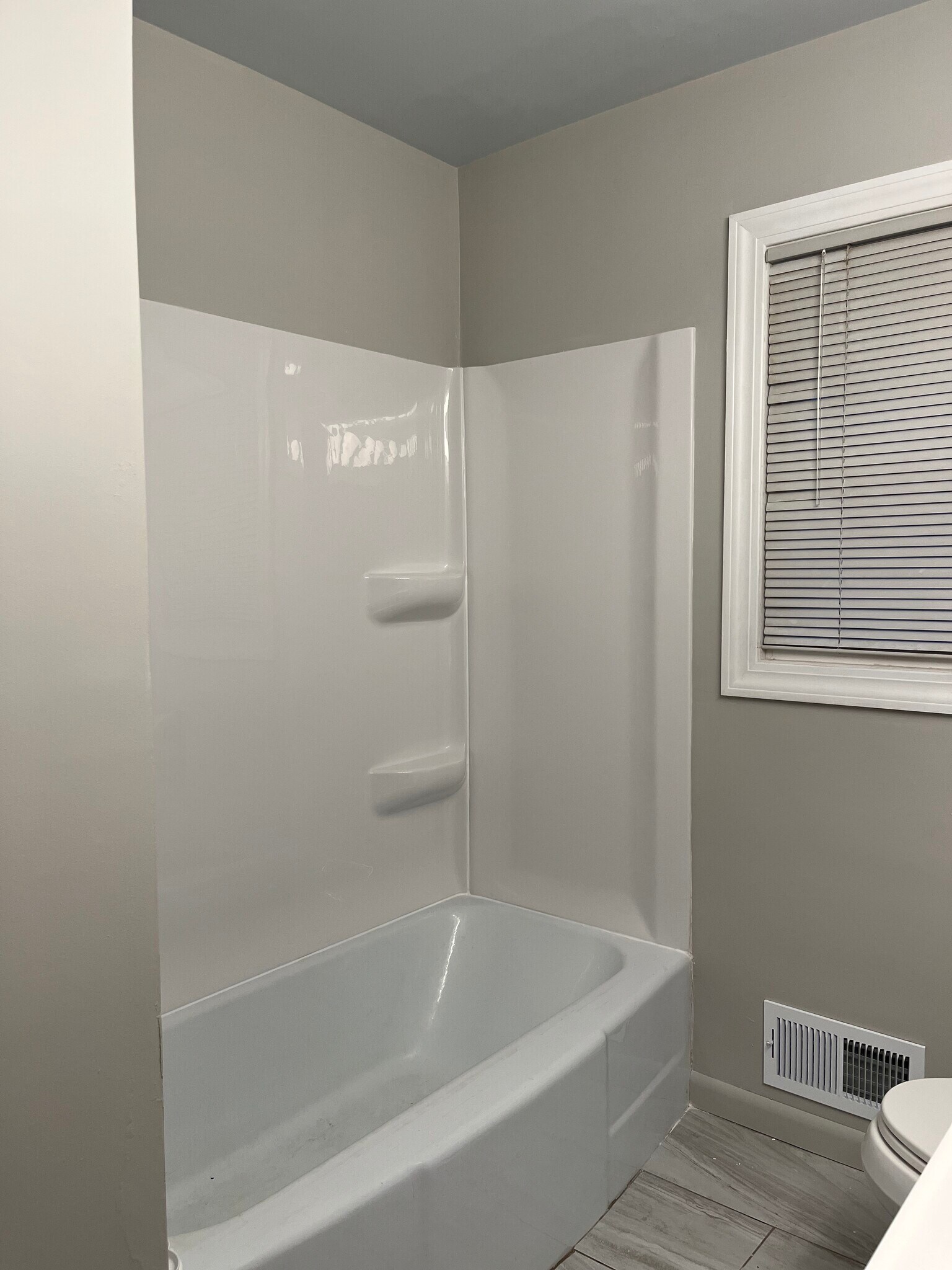 Main bathroom - 1231 Harmony Dr