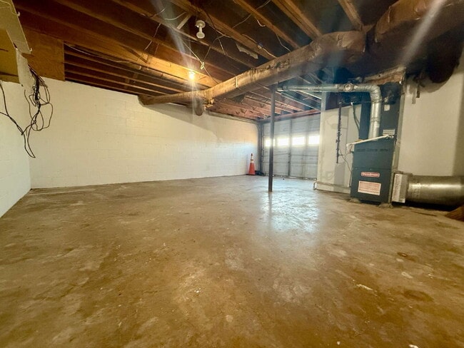 Building Photo - 3BR/2BA Home in Springfield surrounded by ...