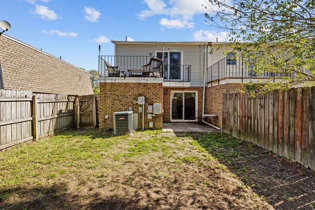 Building Photo - Charming 2-Bed, 1.5-Bath Townhouse