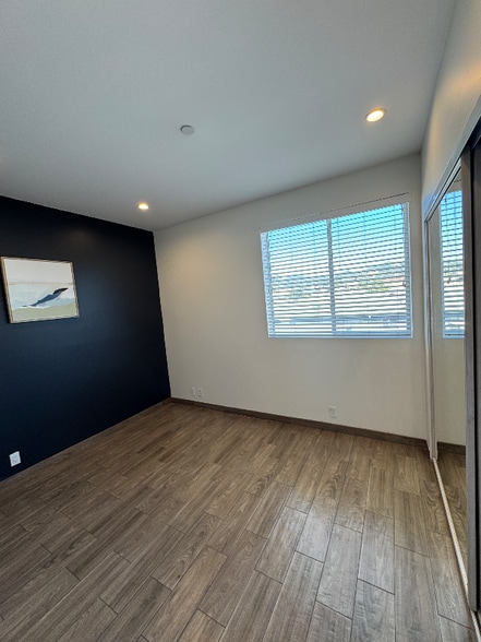 Building Photo - 953 Normandie Ave