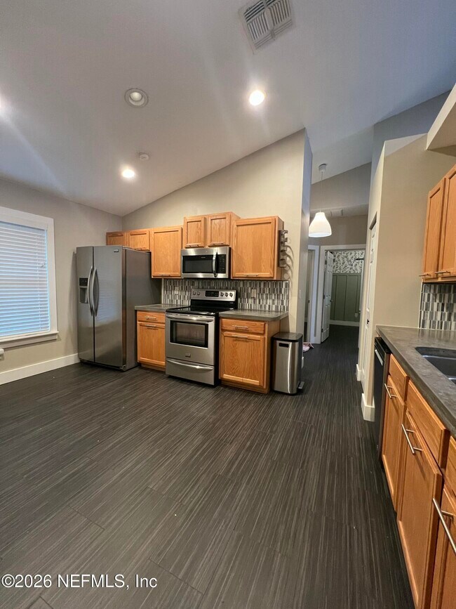 Building Photo - 1115 Main St