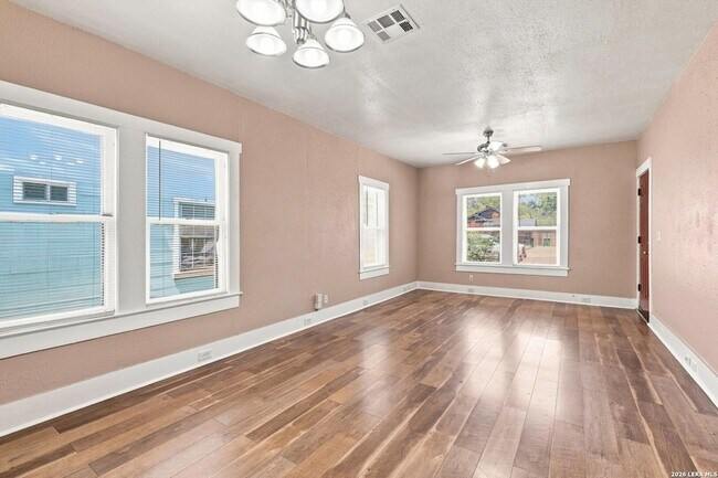 Building Photo - 506 E Whittier St