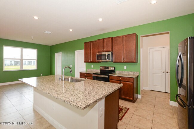 Building Photo - 10976 SW Tessili Wy