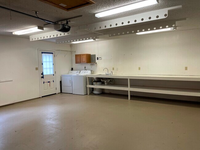 Building Photo - 1375 Cameron Ave