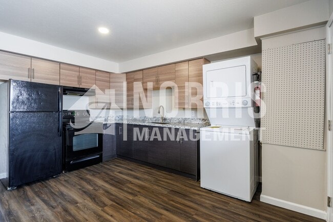 Building Photo - Convenient, Beautifully Updated Space Available Now!