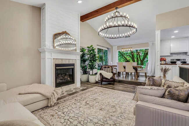 Building Photo - 658 White Ct