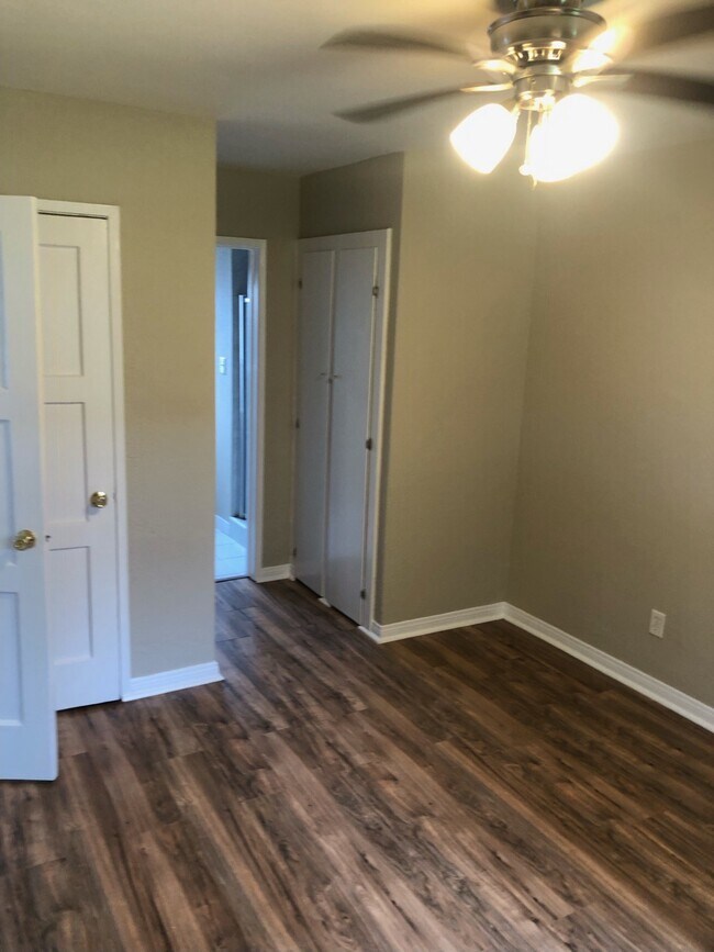 Building Photo - 1733 N Hollywood Way