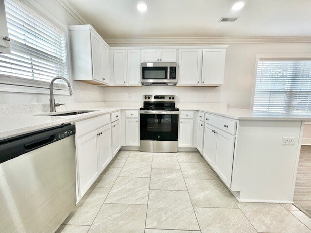 Building Photo - 165 Pommel St