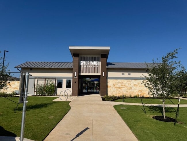 Building Photo - ONE-STORY Home in Marble Falls - 2932 SF with THREE-CAR GARAGE - On a CUL-DE-SAC!