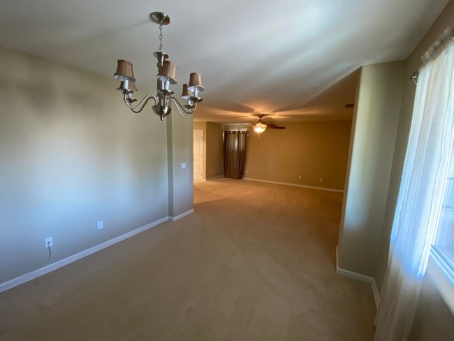 Building Photo - Big beautiful Home for rent in Visalia, Ca