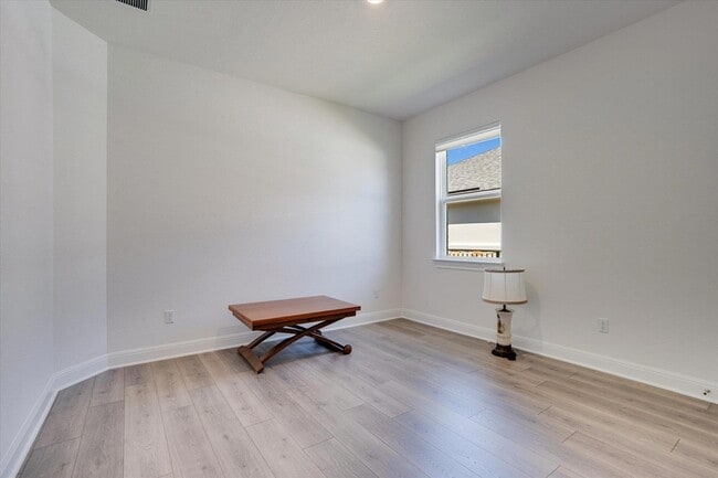 Building Photo - 916 Pear Tree Ln
