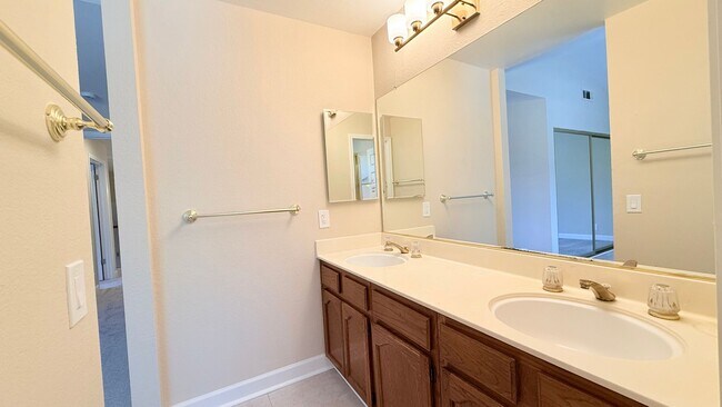 Building Photo - 1100 Sunshine Cir