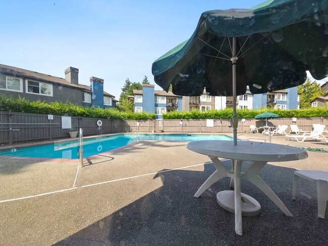Building Photo - Updated 2BR Condo with Pool, Clubhouse & P...