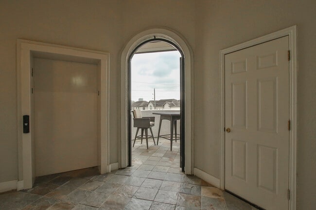 Building Photo - Villa Helena