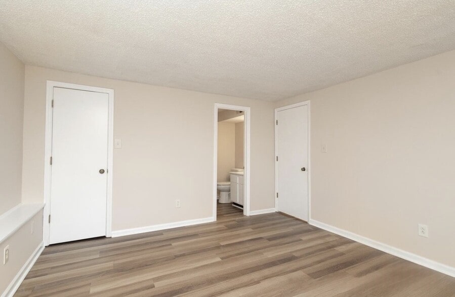 Building Photo - 9500 Shannon Green Dr