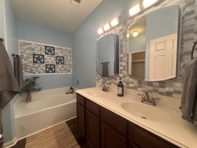 Building Photo - 302 Broken Pine Ct