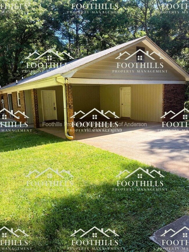 Building Photo - 303 Green Forest Dr