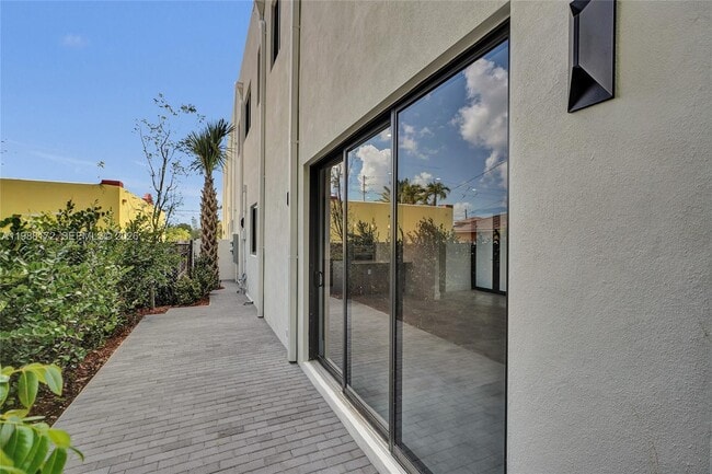 Building Photo - 2421 SW 16th Ter