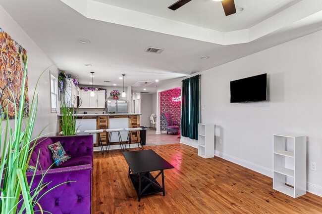 Building Photo - 2331 Feliciana St