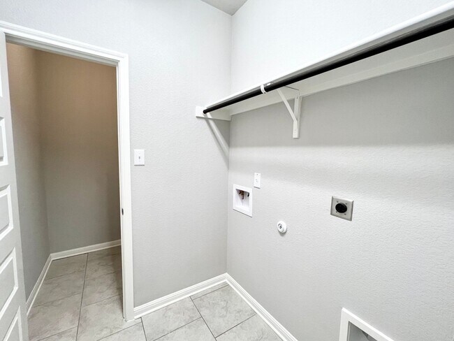 Building Photo - Home for lease