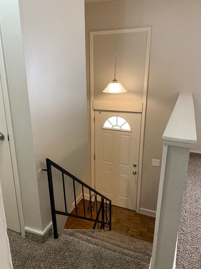 Building Photo - 3 Bed 1.5 Bathroom Townhouse