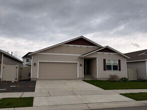 Building Photo - Beautiful Home in Montrose Community!