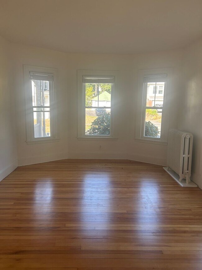 Building Photo - Beautiful 3BR/1.5BA Home Available Septemb...