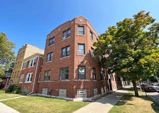 Primary Photo - 2716 W Rosemont Ave