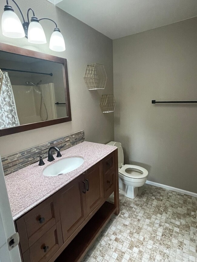 Building Photo - ***PENDING APPLICATION***Fantastic 3 Bedroom Home with Fenced Yard and Garage!