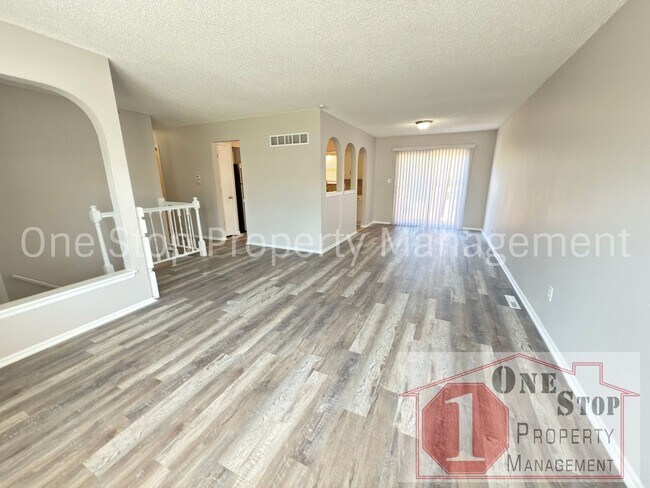 Building Photo - Beautiful 3 Bedroom 2 Bathroom Home in Blu...