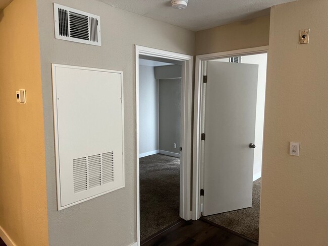 Building Photo - 2 Bedroom 1 Bath In Central Las Vegas