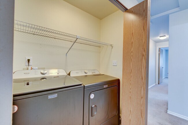 Building Photo - 3 bed 2 bath Condo in Town