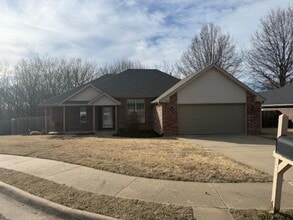 Building Photo - 5102 Roxbury Way